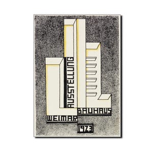 Puede incluir: Cartel de la exposición Bauhaus con un diseño geométrico en crema, negro y amarillo sobre un fondo gris moteado. El cartel incluye las palabras "Ausstellung Bauhaus Weimar 1923" en una fuente audaz y estilizada.