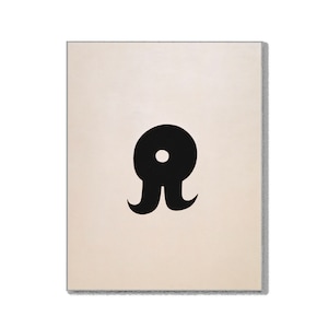 Puede incluir: Una impresión artística cuadrada, de color crema, con un diseño abstracto negro audaz. El diseño es una letra "R" estilizada con una parte superior circular y dos líneas curvas que apuntan hacia abajo. La impresión tiene una estética simple y moderna.