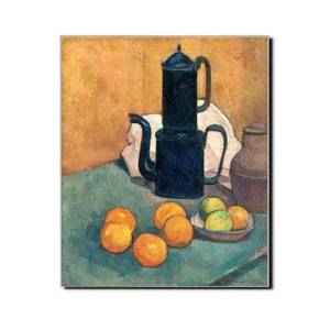 Pode incluir: Pintura de natureza morta com uma cafeteira azul escura, laranjas e limões sobre uma superfície turquesa. Um vaso castanho e um pano branco também estão presentes. O fundo é de cor dourada.