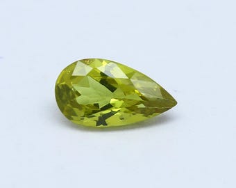 Naturalny chryzoberyl o masie 0,97 karata, szlifie fasetowanym, w kształcie gruszki, 8,5 x 4,7 mm