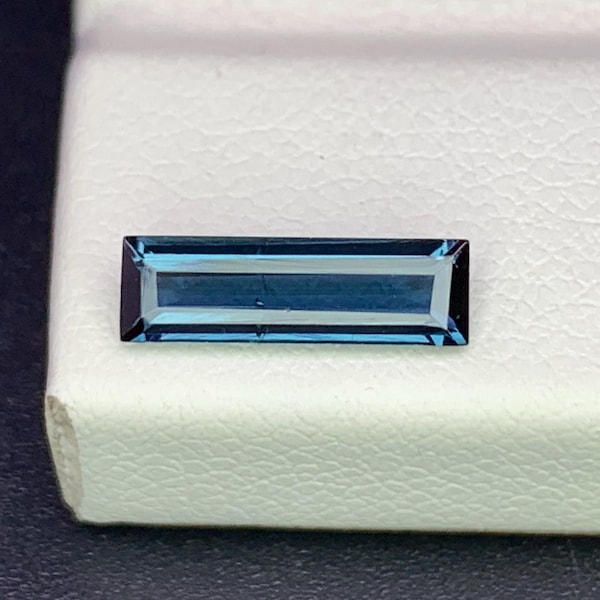 Turmalina Azul Natural 0,67 Quilates 10,3x3,1 MM Lapidada em Baguete