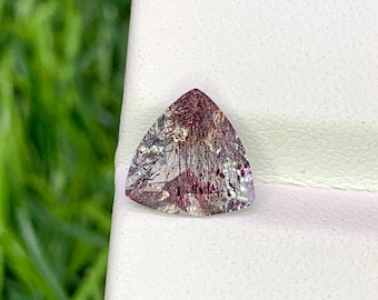 Natürliche Super Seven 1.48 Karat 8.1x8.1 MM Trillion Form facettierter Edelstein mit 7 Kristallen Heilstein Sieben Chakra Melodie Stein