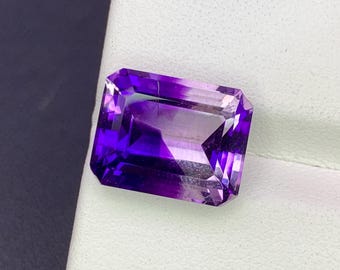 Naturalny dwukolorowy ametyst o masie 7,01 karatów, 12,8 x 10 mm, fasetowany kamień szlachetny w kształcie ośmiokąta