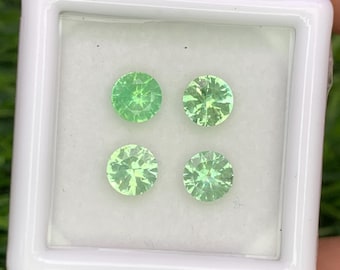 Lot de 5 pierres précieuses à facettes rondes de 5 x 5 mm, de couleur verte rare et naturelle, d'un poids total de 1,82 carat.