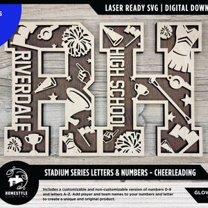 Op de afbeelding: Houten lasergesneden bord met de letters "RH", met "Riverdale" en "High School" erin verwerkt. Het ontwerp bevat cheerleading-thema-elementen zoals megafoons, pompons en sterren. Digitale download.