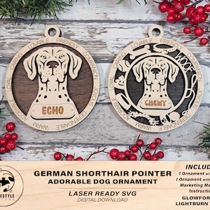 Könnte beinhalten: Zwei lasergeschnittene Holzornamente mit einem Deutsch Kurzhaar-Hund. Die Ornamente sind rund und haben einen braunen Holzhintergrund mit einem hellen Holzrand. Der Kopf des Hundes ist aus dem Holz ausgeschnitten und die Wörter "LOVALE", "FRIENDLY", "COMPANION", "ADORABLE", "LOYAL", "CARING", "WOOF", "JOYOUS", "DEPENDABLE", und "WARM" sind um den Rand herum graviert. Die Ornamente sind mit den Namen "ECHO" und "CHEWY" personalisiert.