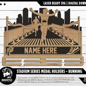 Op de afbeelding: Een lasergesneden houten medailles houder met een hardloper die de finishlijn oversteekt. De houder heeft ruimte voor een naam en drie medailles haken. De tekst "Stadium Series Medal Holders - Running" staat onderaan de houder.