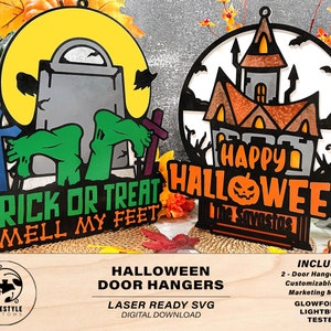 Op de afbeelding: Twee Halloween-deurhangerontwerpen. Eén ontwerp toont een griezelige kerkhofscène met de tekst "Trick or Treat Smell My Feet". Het andere ontwerp toont een spookhuis met de tekst "Happy Halloween The Savastas".