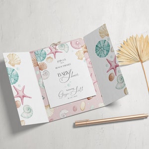 Może przedstawiać: Złożone zaproszenie na baby shower z motywem plaży, na r&oacute;żowym i białym tle. Zaproszenie zawiera akwarelowy wz&oacute;r muszli, gwiazd morskich i jeżowc&oacute;w. Tekst na zaproszeniu brzmi: "Dołącz do nas na baby shower z motywem plaży z okazji  [name] [last name] [date]"