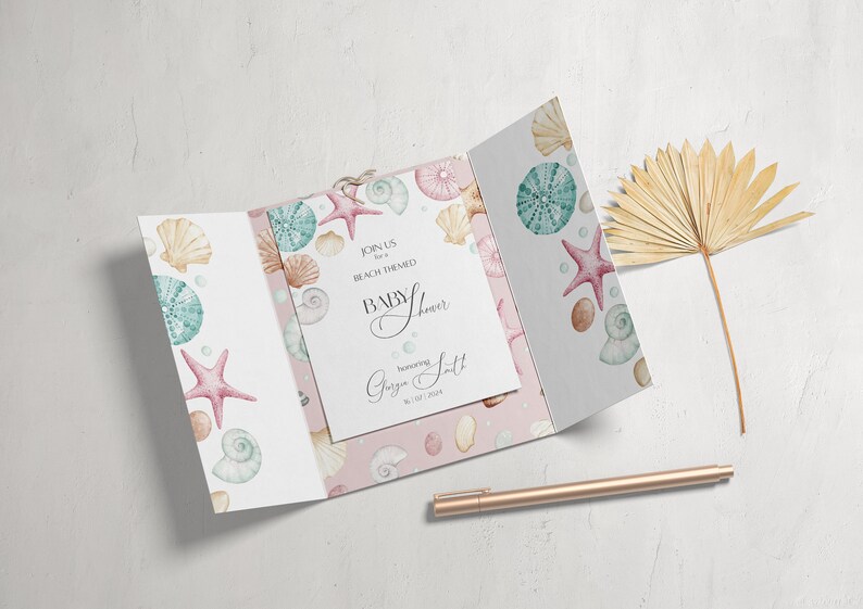 Może przedstawiać: Złożone zaproszenie na baby shower z motywem plaży, na r&oacute;żowym i białym tle. Zaproszenie zawiera akwarelowy wz&oacute;r muszli, gwiazd morskich i jeżowc&oacute;w. Tekst na zaproszeniu brzmi: "Dołącz do nas na baby shower z motywem plaży z okazji  [name] [last name] [date]"