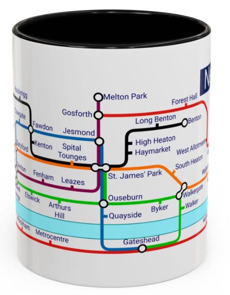 Puede incluir: Taza de cer&aacute;mica blanca con borde negro que presenta un mapa colorido del sistema de metro de Newcastle upon Tyne. El mapa incluye nombres de estaciones como Gosforth, Jesmond, Haymarket y Byker.