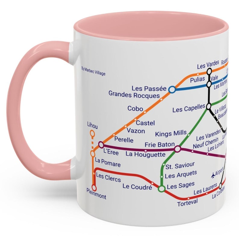 Puede incluir: Taza de cer&aacute;mica blanca con asa rosa, que presenta un mapa colorido del sistema de metro de una ciudad ficticia. El mapa incluye nombres de estaciones como "Les Pass&eacute;e", "Grandes Rocques", "Cobo", "Lihou", "Perelle", "L'Eree", "La Pomare", "Les Clercs", "Pleinmont", "Castel", "Vazon", "Kings Mills", "Frie Baton", "La Houquette", "St. Saviour", "Les Arquets", "Les Sages", "Les Laurens", "Torteval", "Les Vardes Rous", "Pulias", "Vale", "Les Capelles", "Le Villa", "Beauc", "Les Varendes", "Neuf Chemin", "Les Lohiers", "Less", "Airport", "La Corther".