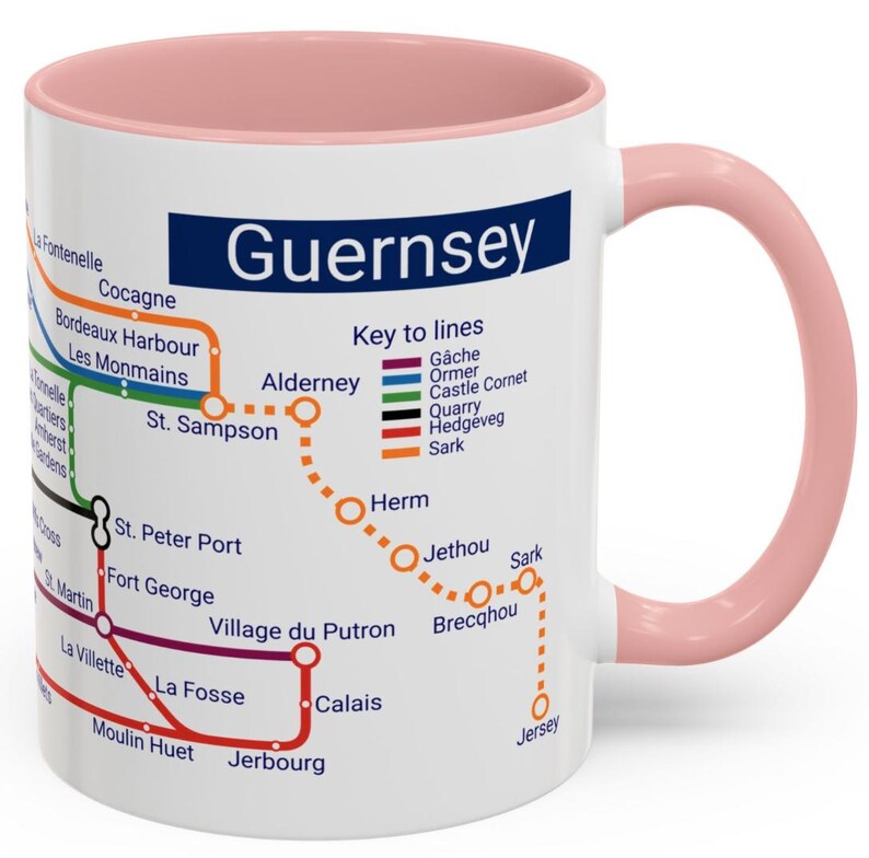 Puede incluir: Taza de cer&aacute;mica blanca con borde y asa de color rosa. La taza presenta un mapa de las Islas del Canal con el t&iacute;tulo "Guernsey" y una clave de l&iacute;neas con diferentes l&iacute;neas de colores que representan diferentes rutas. El mapa incluye las islas de Guernsey, Alderney, Sark, Herm, Jethou y Jersey.