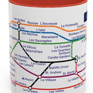 Puede incluir: Una taza de cer&aacute;mica blanca con un borde rojo presenta un mapa estilizado del sistema de metro de una ciudad. El mapa est&aacute; en l&iacute;neas negras, rojas, azules, verdes y moradas con c&iacute;rculos blancos y texto blanco. El texto incluye los nombres de las estaciones de metro, como "Les Vardes", "Rousse L'Ancresse", "La Fontenelle", "Cocagne", "Bordeaux Harbour", "Les Monmains", "La Tonnelle", "Les Quartiers", "Amherst", "Candie Gardens", "Bailiffs Cross", "St. Andrew", "St. Martin", "La Villiaze", "Les Villets", "La Villette", "La Fosse", "Moulin Huet", "St. Peter Port", "Fort George", "Le Villocq", "Beaucamps", "Les Varendes", "Neuf Chemin", "Les Lohiers", "La Foulon", "Airport", "Les Laurens", "La Corbi&egrave;re", "Les Martins", "Maraitaine", "Les Sauvag&eacute;es", "L'Islet", "Vale", "Pulias", y "Les Capelles".