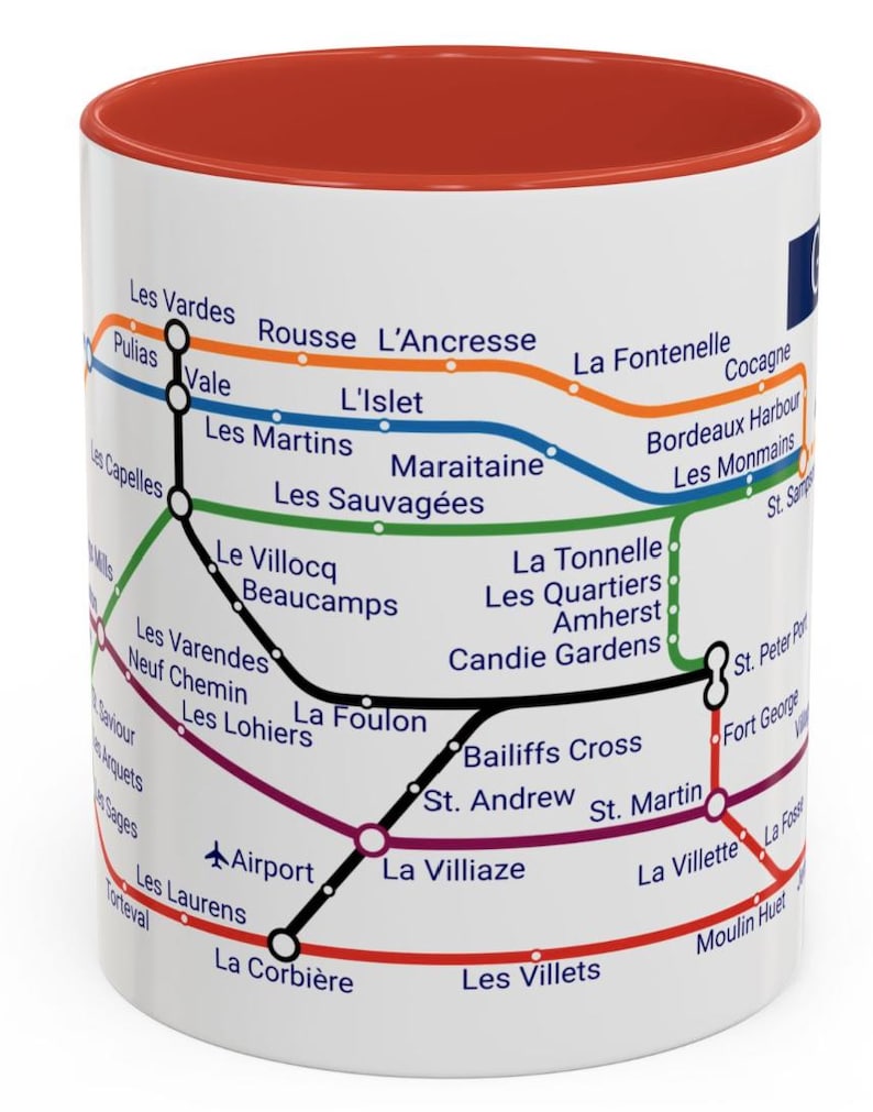 Puede incluir: Una taza de cer&aacute;mica blanca con un borde rojo presenta un mapa estilizado del sistema de metro de una ciudad. El mapa est&aacute; en l&iacute;neas negras, rojas, azules, verdes y moradas con c&iacute;rculos blancos y texto blanco. El texto incluye los nombres de las estaciones de metro, como "Les Vardes", "Rousse L'Ancresse", "La Fontenelle", "Cocagne", "Bordeaux Harbour", "Les Monmains", "La Tonnelle", "Les Quartiers", "Amherst", "Candie Gardens", "Bailiffs Cross", "St. Andrew", "St. Martin", "La Villiaze", "Les Villets", "La Villette", "La Fosse", "Moulin Huet", "St. Peter Port", "Fort George", "Le Villocq", "Beaucamps", "Les Varendes", "Neuf Chemin", "Les Lohiers", "La Foulon", "Airport", "Les Laurens", "La Corbi&egrave;re", "Les Martins", "Maraitaine", "Les Sauvag&eacute;es", "L'Islet", "Vale", "Pulias", y "Les Capelles".