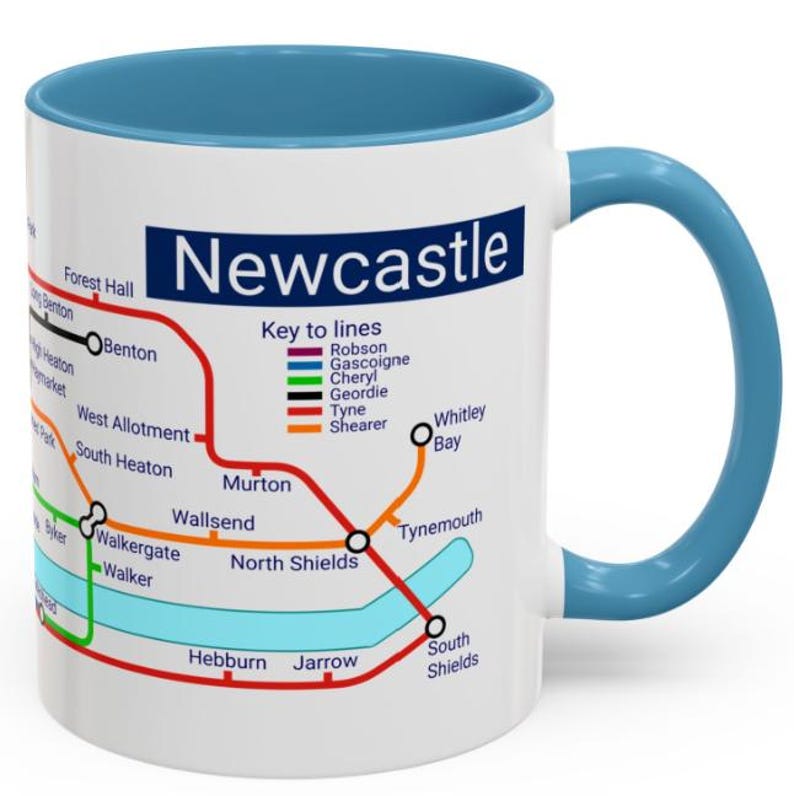 Puede incluir: Taza de cer&aacute;mica blanca con borde y asa azules. La taza presenta un mapa del sistema de metro de Newcastle con el texto "Newcastle" y "Key to lines" impreso en la parte delantera.