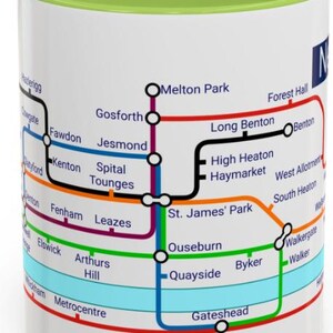 Puede incluir: Taza de cer&aacute;mica blanca con borde verde que presenta un mapa colorido del sistema de metro de Newcastle upon Tyne. El mapa incluye nombres de estaciones como Haymarket, Jesmond y Byker.