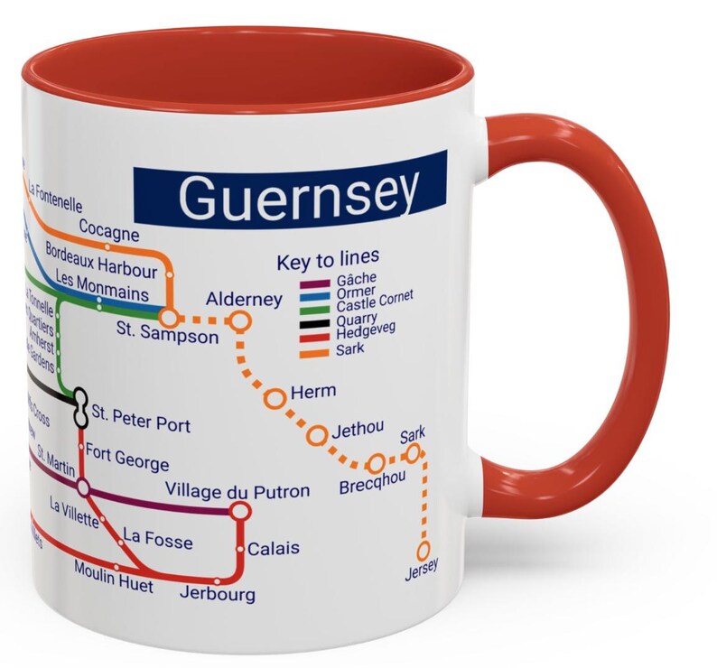 Puede incluir: Taza de cer&aacute;mica blanca con borde y asa rojos. La taza presenta un mapa de las Islas de Guernsey con el t&iacute;tulo "Guernsey" y una clave de l&iacute;neas con diferentes l&iacute;neas de colores que representan diferentes rutas. El mapa incluye los nombres de las islas y las ciudades.