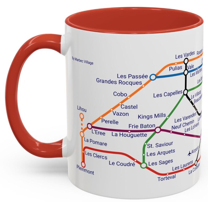 Puede incluir: Taza de cer&aacute;mica blanca con borde y asa rojos. La taza presenta un mapa del metro de Par&iacute;s con los nombres de las estaciones en franc&eacute;s.