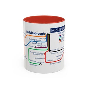 Könnte beinhalten: Weißer Keramikbecher mit rotem Innenraum, mit einem farbenfrohen Kartendesign mit dem Text "Middlesbrough" und verschiedenen Städtenamen. Die Karte enthält Linien in verschiedenen Farben, die einer U-Bahn-Karte ähneln.