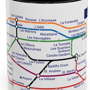 Puede incluir: Una taza de cer&aacute;mica blanca con un borde negro presenta un mapa estilizado del metro de una ciudad. El mapa est&aacute; en l&iacute;neas negras, rojas, verdes, azules y naranjas con c&iacute;rculos blancos y etiquetas de texto para cada estaci&oacute;n. Las etiquetas de texto est&aacute;n en franc&eacute;s.