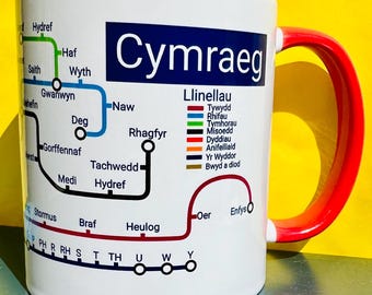 Taza de cerámica para aprender galés: diseño Cymraeg Metro