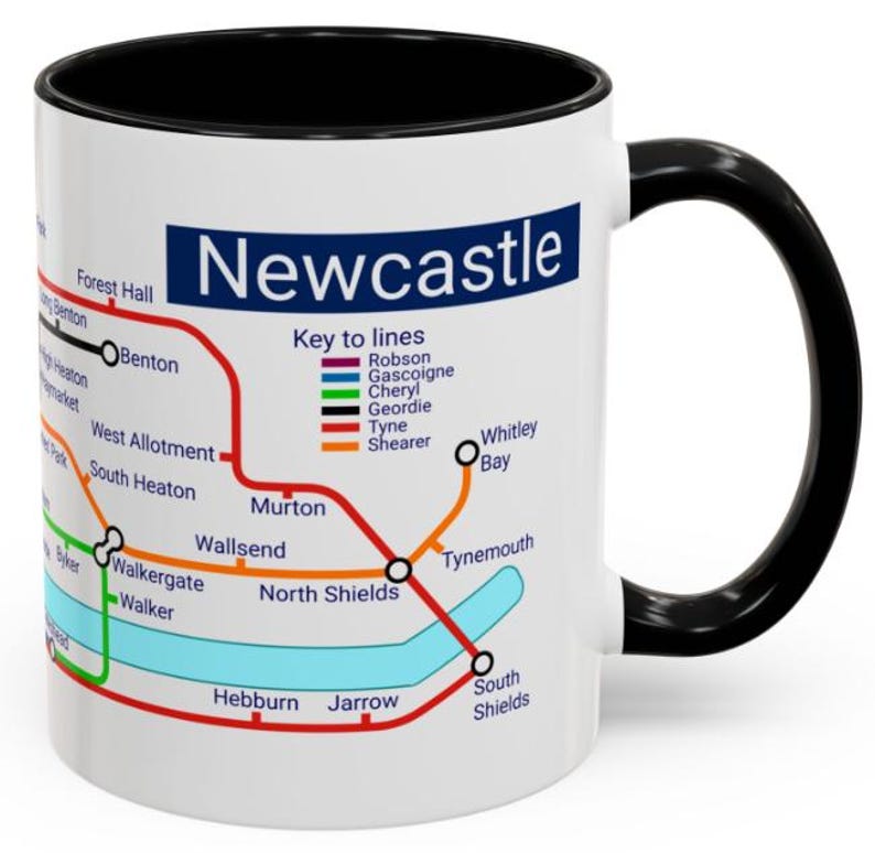 Puede incluir: Taza de cer&aacute;mica blanca con asa y borde negros. La taza presenta un mapa del sistema de metro de Newcastle con el t&iacute;tulo "Newcastle" y una clave para las l&iacute;neas. Las l&iacute;neas est&aacute;n codificadas por colores y etiquetadas con nombres como Robson, Gascoigne, Cheryl, Geordie, Tyne y Shearer.