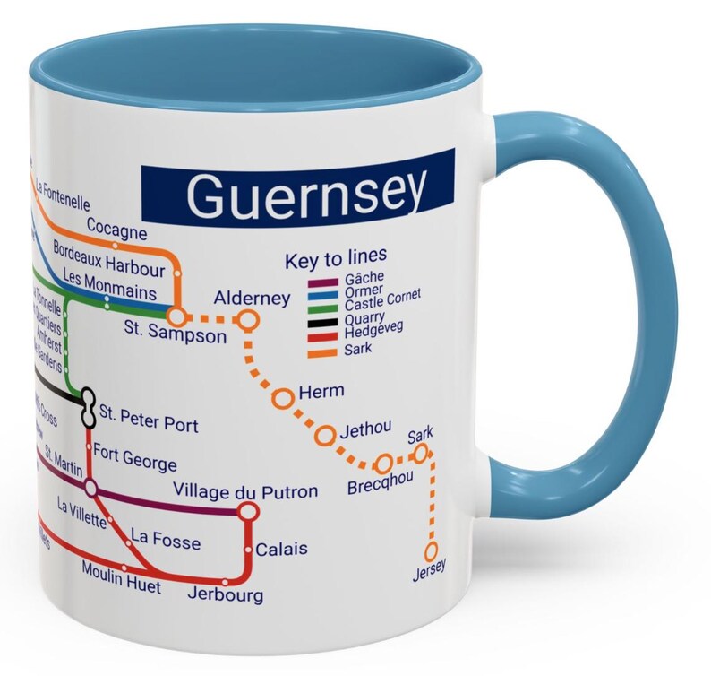 Puede incluir: Taza de cer&aacute;mica blanca con asa azul. La taza presenta un mapa de las Islas del Canal con el texto "Guernsey" en azul en la parte superior. El mapa muestra las islas de Guernsey, Alderney, Sark, Herm y Jersey. El mapa tambi&eacute;n incluye una clave de l&iacute;neas con diferentes l&iacute;neas de colores que representan diferentes rutas de transporte.