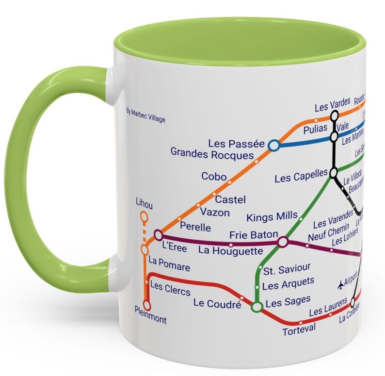 Puede incluir: Una taza de cer&aacute;mica blanca con un borde y un asa verdes. La taza presenta un mapa estilizado del metro de una ciudad con varias l&iacute;neas de colores y nombres de estaciones. El mapa incluye los nombres de las estaciones como "Les Pass&eacute;e", "Grandes Rocques", "Cobo", "Lihou", "Perelle", "L'Eree", "La Pomare", "Les Clercs", "Pleinmont", "Le Coudr&eacute;", "Kings Mills", "Frie Baton", "La Houguette", "Les Capelles", "Pulias", "Vale", "Les Vardes", "Le Village", "Beauc", "Les Varendes", "Neuf Chemin", "Les Lohiers", "St. Saviour", "Les Arquets", "Les Sages", "Les Laurens", "Torteval" y "La Corb".