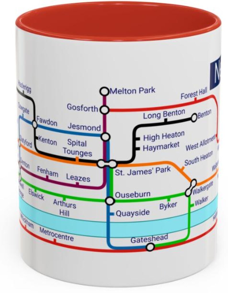 Puede incluir: Una taza de cer&aacute;mica blanca con un borde rojo presenta un mapa colorido del sistema de metro de Newcastle upon Tyne. El mapa incluye nombres de estaciones como Jesmond, Haymarket y Byker.