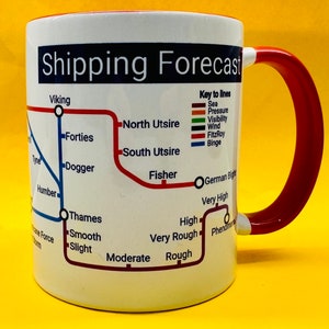 Peut inclure: Une tasse en céramique blanche avec une poignée rouge. La tasse présente un graphique d'une carte de prévisions maritimes avec le texte "Shipping Forecast" et une légende des lignes avec les couleurs suivantes : rouge, orange, vert, noir et bleu. La carte comprend les emplacements suivants : Viking, North Utsire, Forties, Dogger, South Utsire, Fisher, German Bight, Thames, Smooth, Slight, Moderate, Rough, Very Rough, High et Very High.