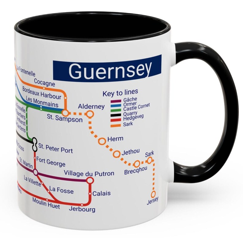 Puede incluir: Taza de cer&aacute;mica blanca con asa negra. La taza presenta un mapa de las Islas del Canal con el t&iacute;tulo "Guernsey" y una clave de l&iacute;neas. El mapa muestra las islas de Alderney, Herm, Sark, Jethou y Jersey.