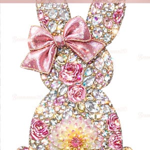 Puede incluir: Gráfico digital con forma de conejito, adornado con cristales brillantes y un lazo rosa. El conejito presenta una flor grande en la parte inferior y rosas más pequeñas. El texto en la parte superior dice "Heirloom Crystal Bloom Bunny PNG" y "Instant Download" en la parte inferior.