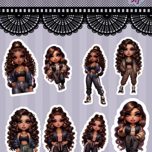 Op de afbeelding: Vel met stickers met illustraties van modieuze poppen in trainingspakken, jassen en sneakers. De poppen hebben krullend bruin haar en gouden sieraden. De stickers staan op een gestreepte achtergrond. De tekst "Sidewalk Slay Dolls" en "The Glow Up" is zichtbaar.