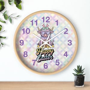Bunny Belle Korb Kuh Happy Easter Highland Kuh Wanduhr | Pastell Hasenohren, Herz Sonnenbrille