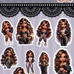 Puede incluir: Una hoja de pegatinas con ilustraciones de muñecas de moda. Las muñecas tienen cabello castaño y visten atuendos elegantes, incluyendo tops cortos, chaquetas y chándales. Las pegatinas tienen el texto "Bossmama210 designs" y "Sidewalk + Slay Dolls Luxe Layers Chapter Four".