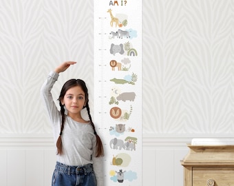 Puede incluir: Un gráfico de crecimiento blanco con un tema de animales de la selva. El gráfico presenta una jirafa, una cebra, un elefante, un león, un cocodrilo, un hipopótamo, un rinoceronte y otros animales. El gráfico está etiquetado como "How Tall Am I?" y tiene una escala en centímetros.