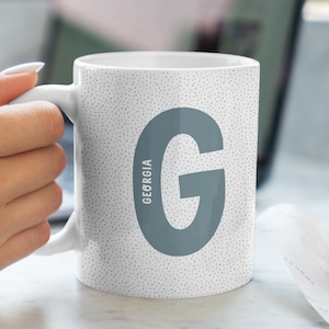 Taza con nombre personalizado, taza con inicial de lunares, nombre personalizado, taza de café o té, regalo para él/su cumpleaños, regalo personalizado, taza con letra, monograma