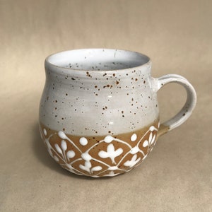 Tasse in beige und weiß mit Spots, Kaffeetasse, Keramiktasse, gemütliche Tasse, handgetöpfert, 240 ml Bild 6
