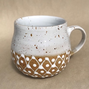 Tasse in beige und weiß mit Spots, Kaffeetasse, Keramiktasse, gemütliche Tasse, handgetöpfert, 240 ml Bild 7