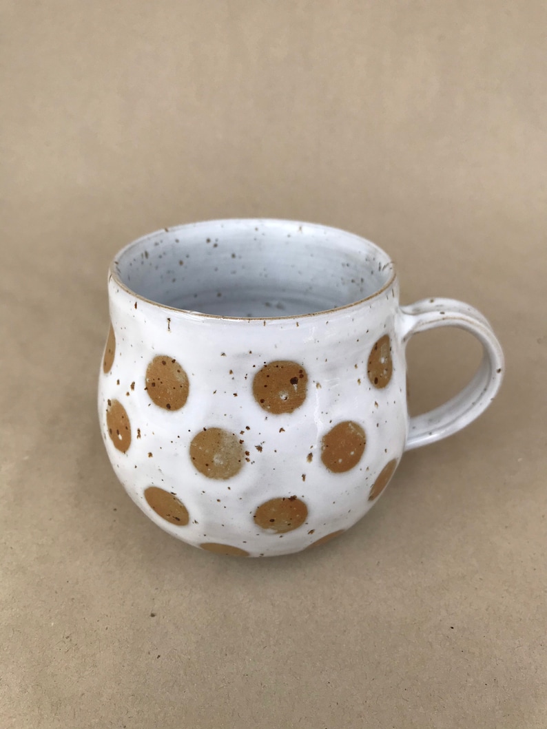 Tasse in beige und weiß mit Spots, Kaffeetasse, Keramiktasse, gemütliche Tasse, handgetöpfert, 240 ml Bild 1