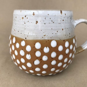 Tasse in beige und weiß mit Spots, Kaffeetasse, Keramiktasse, gemütliche Tasse, handgetöpfert, 240 ml Bild 5