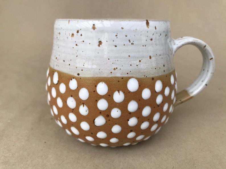 Tasse in beige und weiß mit Spots, Kaffeetasse, Keramiktasse, gemütliche Tasse, handgetöpfert, 240 ml Bild 5