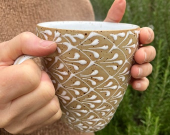 Jumbotasse in beige und weiß mit Spots , handgedrehte und handgemalte Keramik