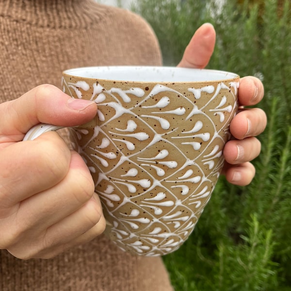 Jumbotasse in beige und weiß mit Spots , handgedrehte und handgemalte Keramik