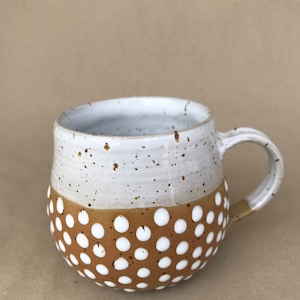 Tasse in beige und weiß mit Spots, Kaffeetasse, Keramiktasse, gemütliche Tasse, handgetöpfert, 240 ml Bild 4