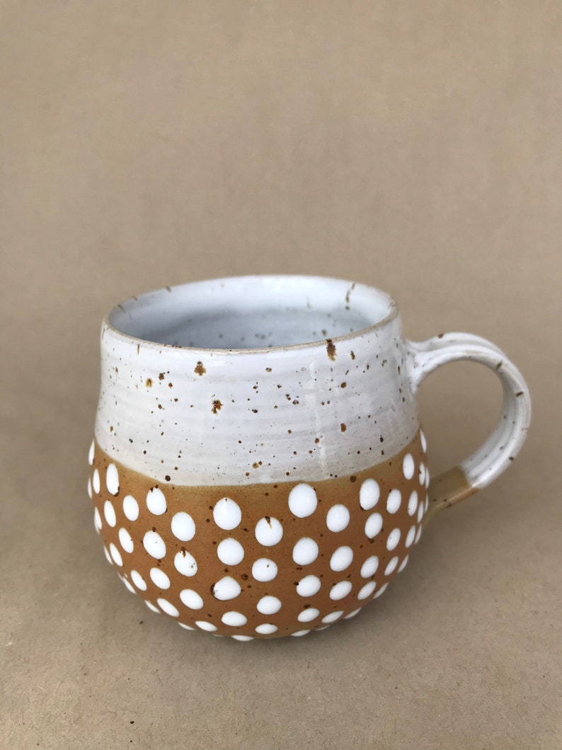 Tasse in beige und weiß mit Spots, Kaffeetasse, Keramiktasse, gemütliche Tasse, handgetöpfert, 240 ml Bild 4