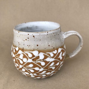 Tasse in beige und weiß mit Spots, Kaffeetasse, Keramiktasse, gemütliche Tasse, handgetöpfert, 240 ml Bild 2