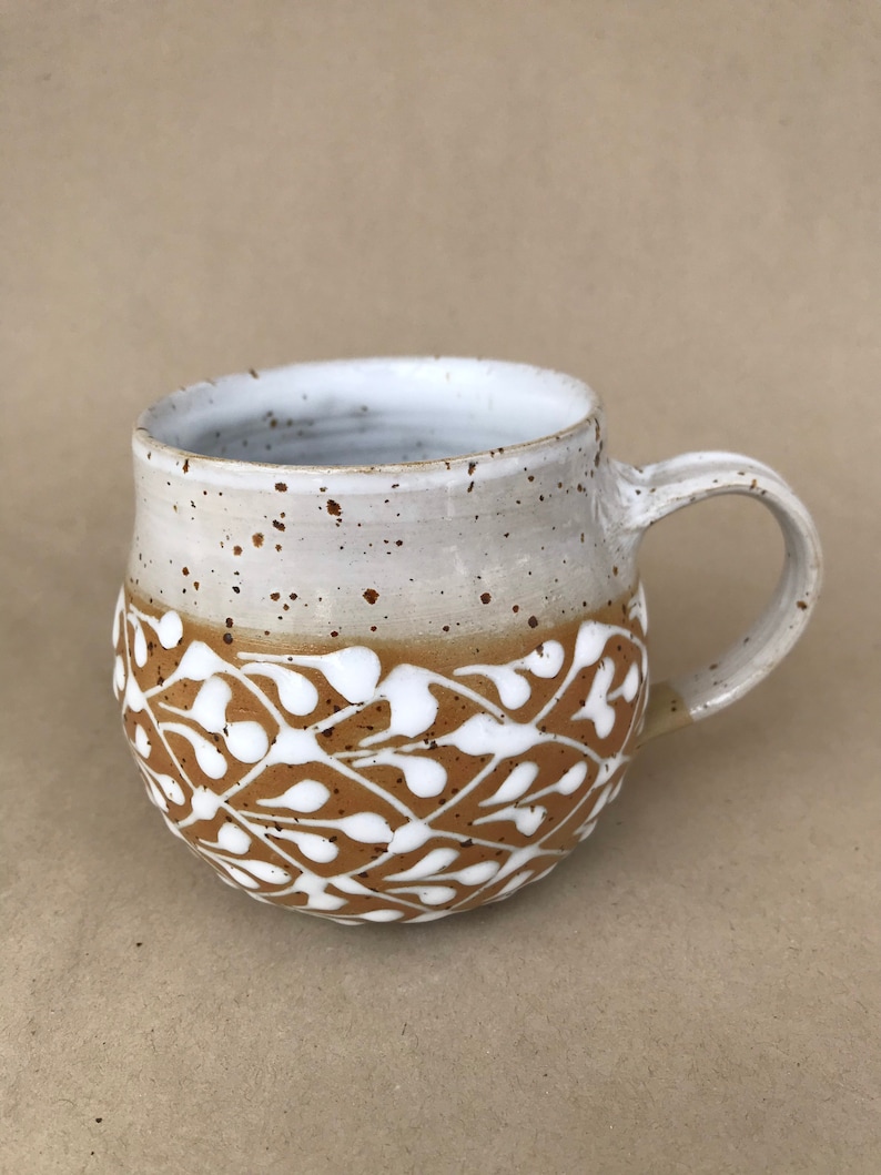 Tasse in beige und weiß mit Spots, Kaffeetasse, Keramiktasse, gemütliche Tasse, handgetöpfert, 240 ml Bild 2