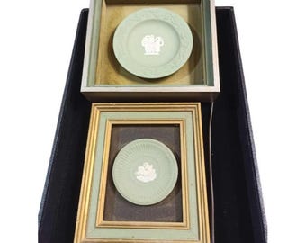 Juego de 2 placas enmarcadas de cerámica Jasperware color verde salvia de WEDGWOOD con relieve clásico